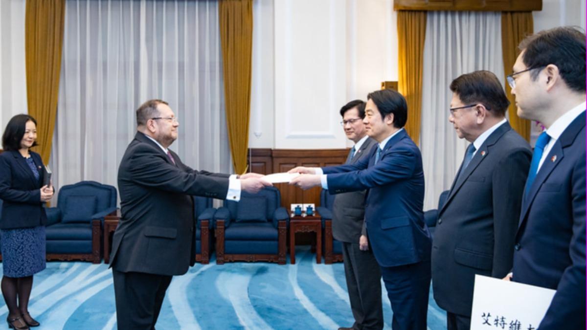 Taiwan welcomes new Guatemalan envoy (Courtesy of the Presidential Office) Taiwan welcomes new Guatemalan ambassador Estévez