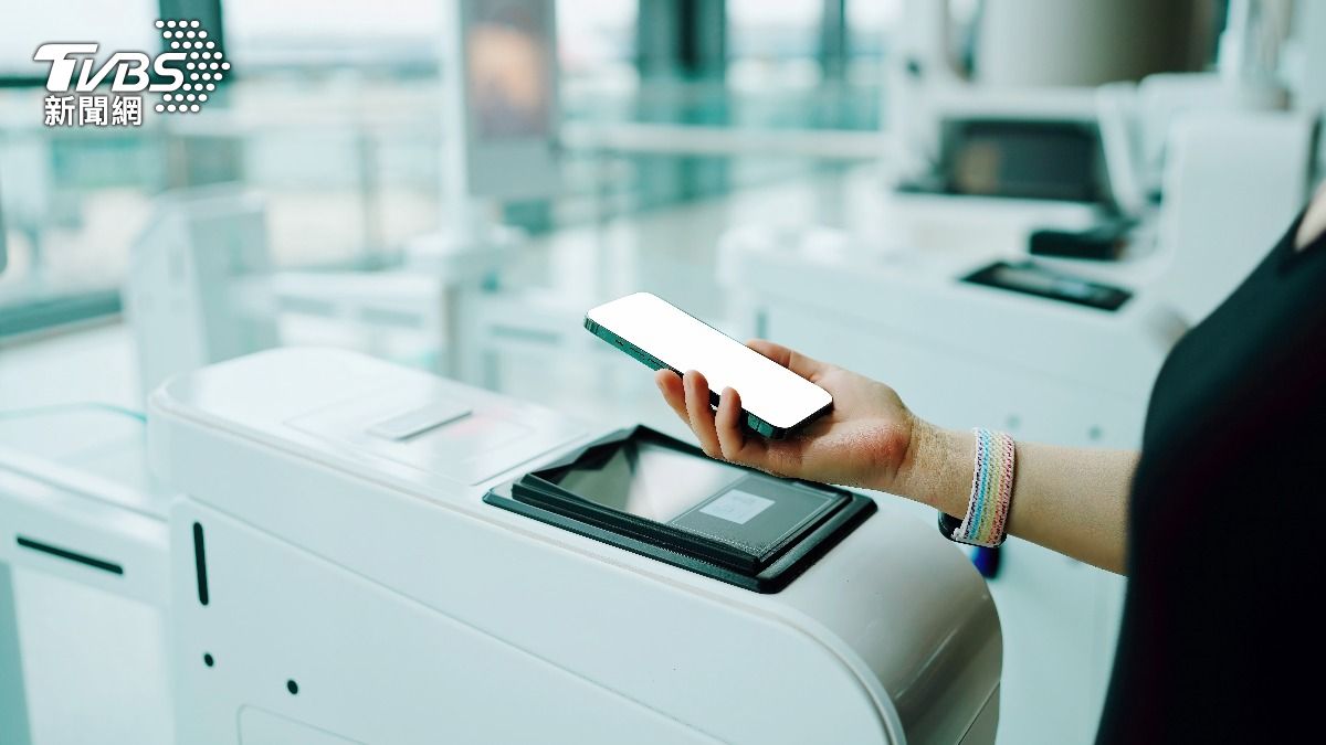 年長者勢必得適應這一波機票數位化變革。（圖／達志影像Shutterstock）