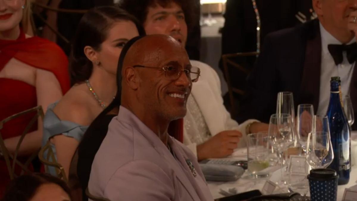 巨石強森對馮迪索展開一抹意味深長的笑容。（圖／Golden Globes YT頻道）