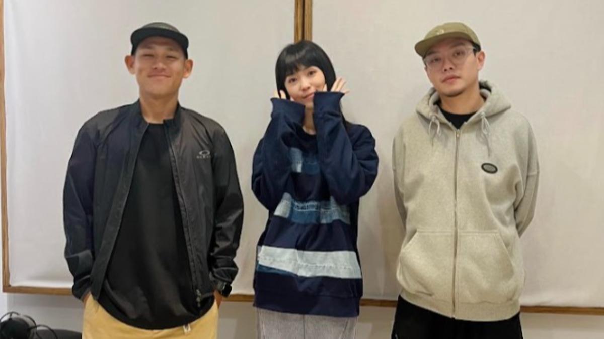 曹雅雯（中）和草屯囝仔推出錄音室版〈詩山郭忠福〉。（圖／宇宙信號提供）