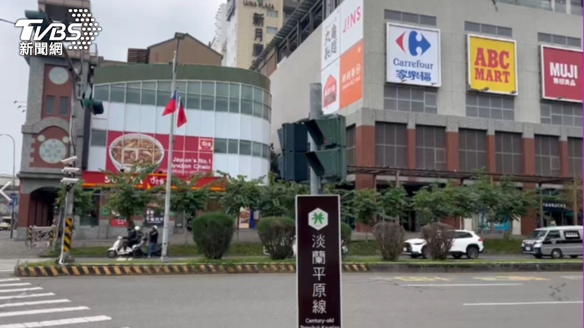 女子在新月廣場附近被陌生男子騷擾。（圖／TVBS）