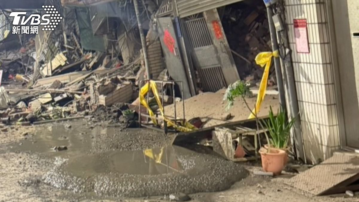 拆除作業仍在進行中。（圖／TVBS）