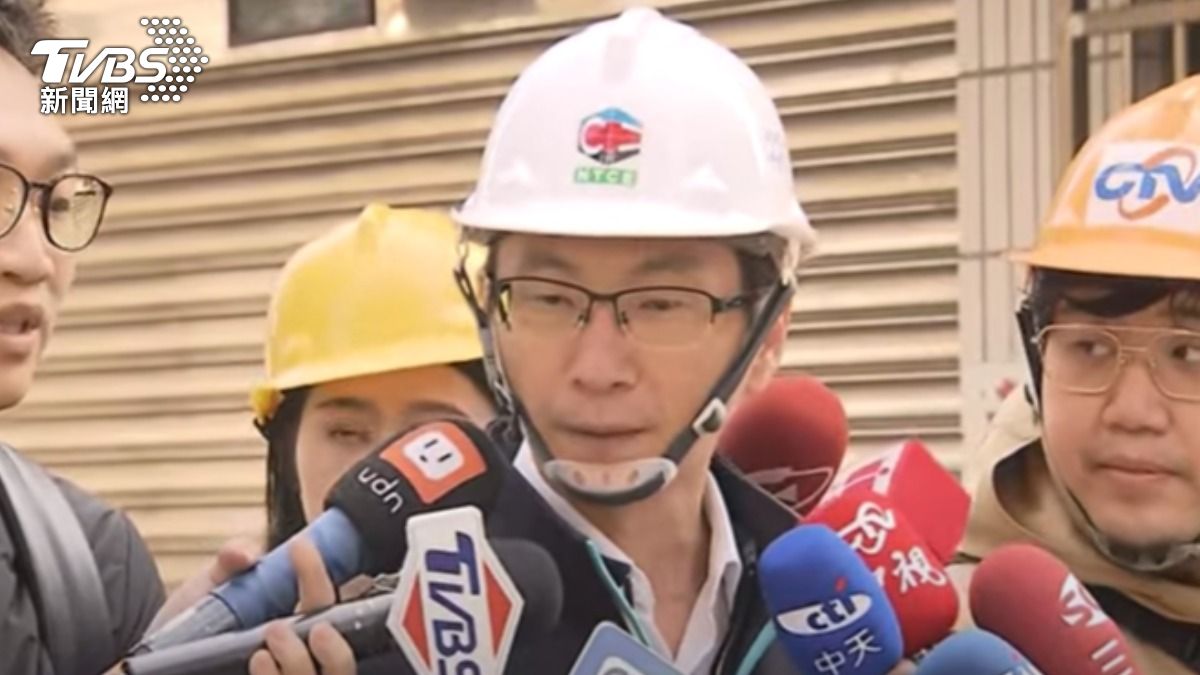 新北市土木技師公會理事長賴建宏指出應是「探鑽失誤」導致民宅倒塌。（圖／TVBS）