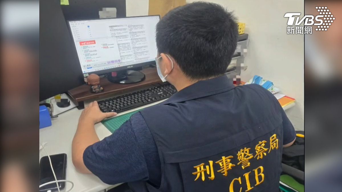 有不法業者在網路上低價販售盜版考卷電子檔，警方查獲3名教師送辦。（圖／TVBS）