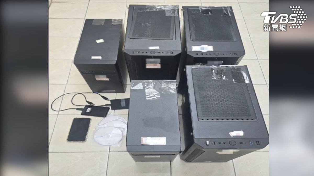 警方於業者住所發現手機1支、電腦主機2臺、硬碟4顆、盜版校用卷100份等物證。（圖／TVBS）