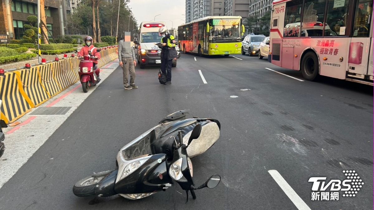 陳姓男騎士當場倒地，安全帽破損。（圖／TVBS）