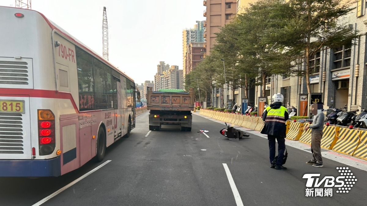 聯結車擦撞機車。（圖／TVBS）