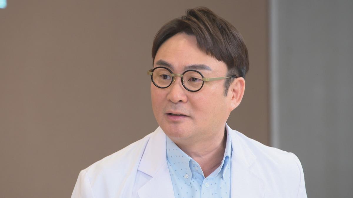 洪毛為演出中醫師角色，買上萬元唐裝。（圖／民視提供）