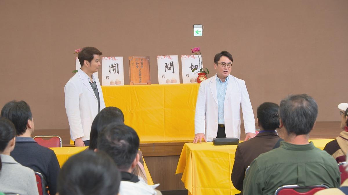 洪毛（右）以往形象搞笑，挑展演出嚴肅的中醫師。（圖／民視提供）