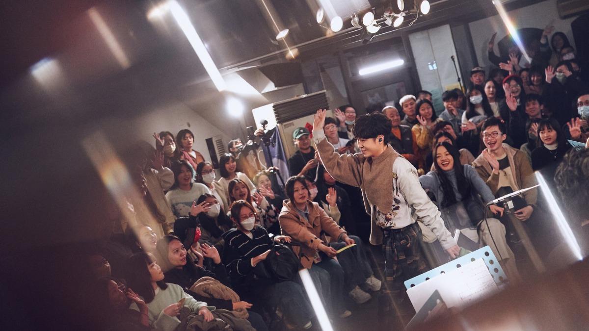 吳青峰開唱吸引上百名粉絲。（圖／緒風提供）