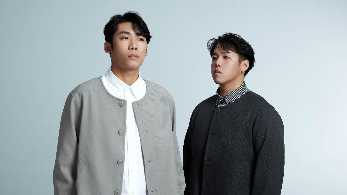 翔煜（左）和小正組成的民謠團「Theseus忒修斯」成軍邁入第10年。（圖／抓馬文化提供）