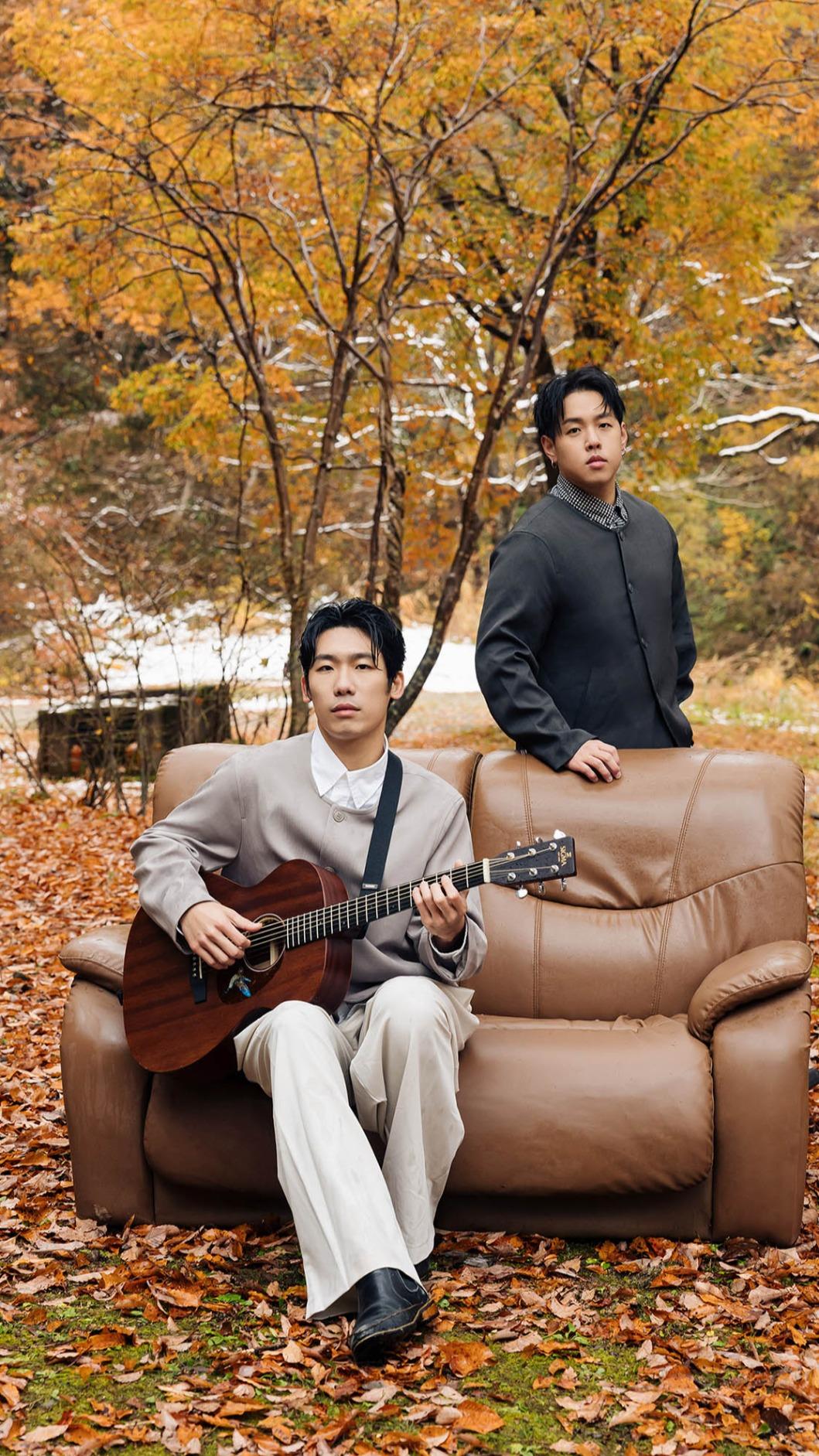 翔煜（左）和小正赴日拍攝視覺以及MV。（圖／抓馬文化提供）