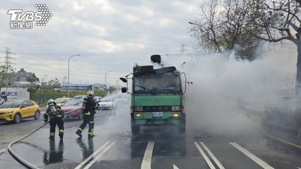 警消人員到場搶救火勢。（圖／TVBS）