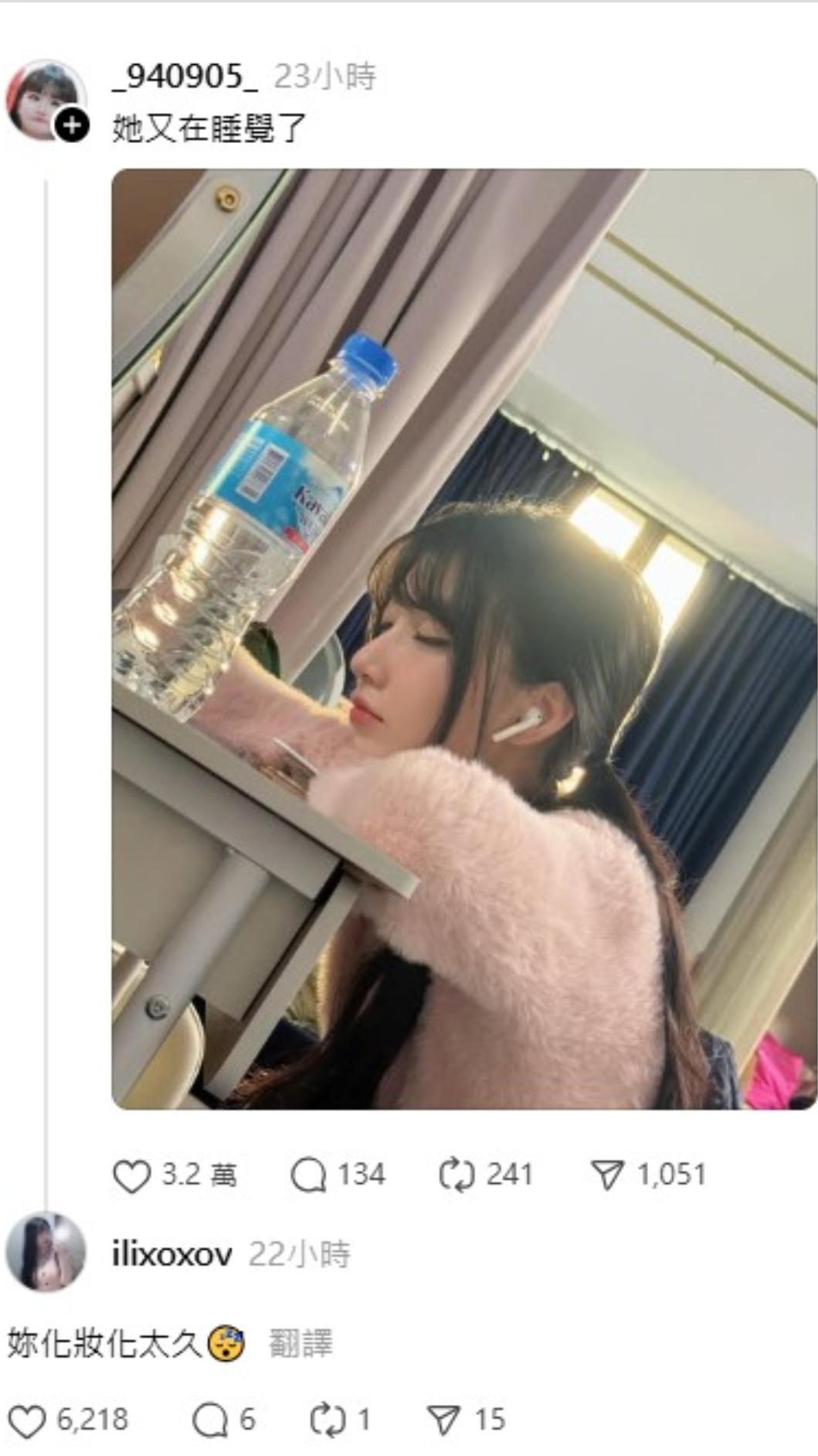 一粒趴在桌上睡著的模樣，被隊友恬魚偷拍下來。（圖／翻攝自恬魚Threads）