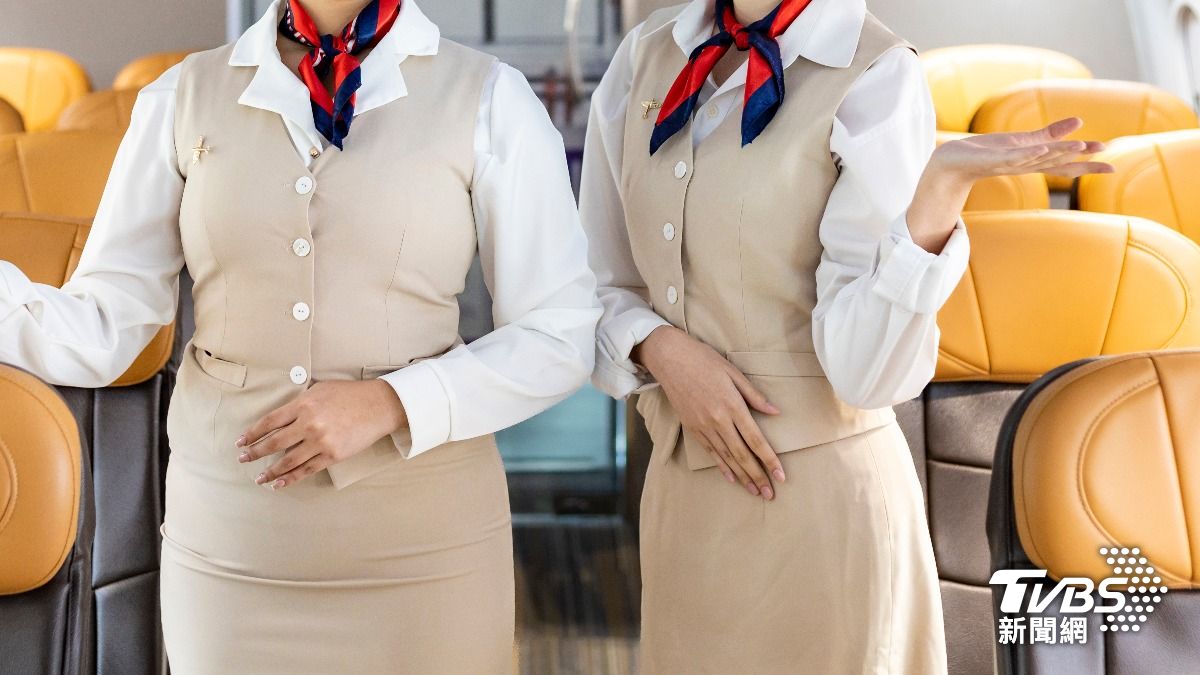 空服員打招呼的主要目的並非讓乘客在踏入飛機的瞬間感受到溫暖和親切，而是要分析每位乘客。（示意圖／達志影像shutterstock）