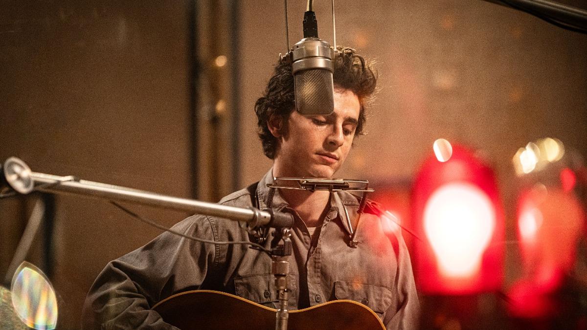 甜茶以精湛演技完美復刻「傳奇歌神」巴布狄倫，再成奧斯卡大熱門。（圖／探照燈影業提供）