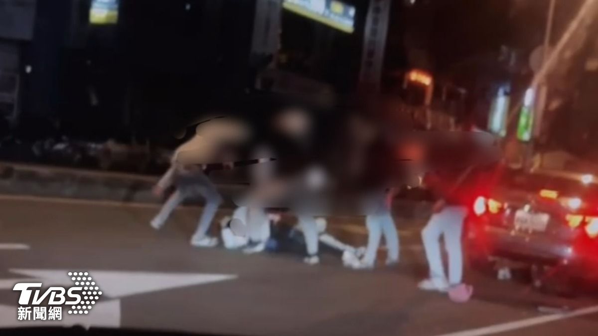 對方企圖將人塞進汽車後座，被害男子則不停掙扎逃脫。（圖／TVBS)