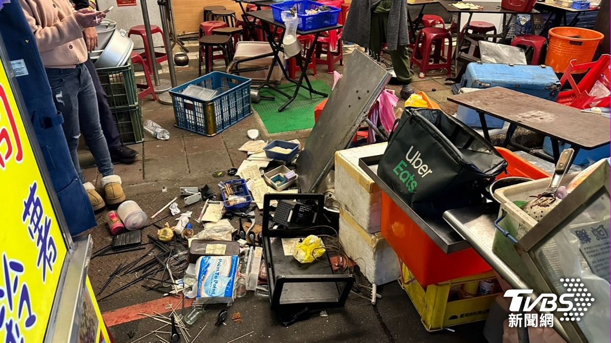 新北市永和區永平路上某熱炒店遭砸。（圖／TVBS)