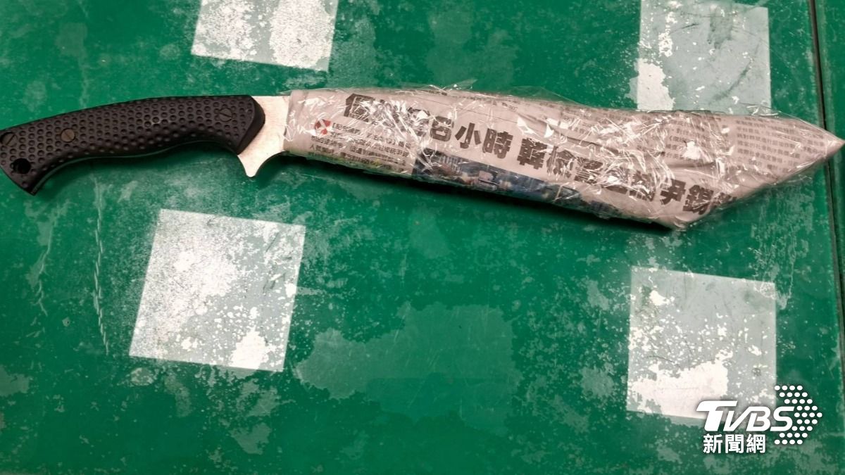 店家邱男相當憤怒，立刻亮刀作勢嚇阻眾人。（圖／TVBS)