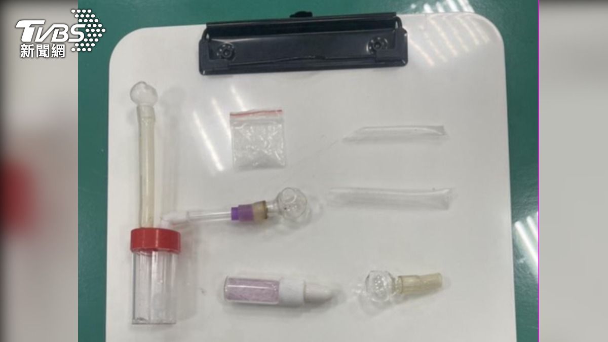警方查獲毒品及吸食器等證物。（圖／TVBS）