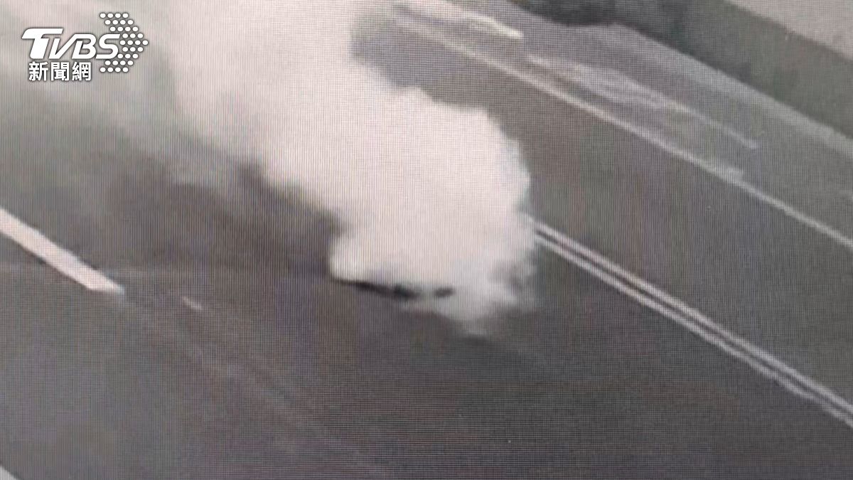 桃園清晨驚見天坑狂冒白煙。（圖／TVBS）