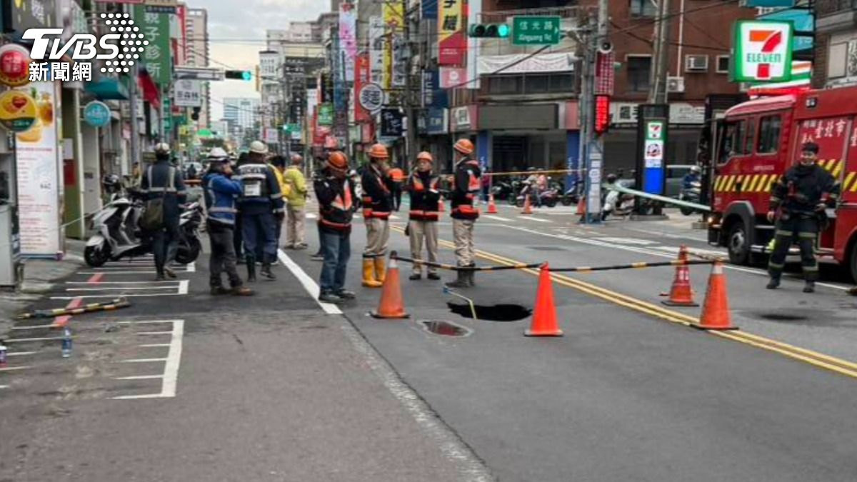 桃園清晨驚見天坑。（圖／TVBS）