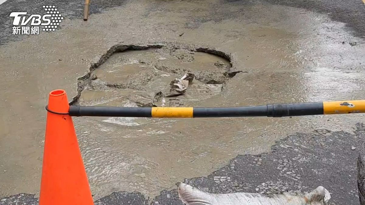 工程人員先將坑洞灌漿。（圖／TVBS）