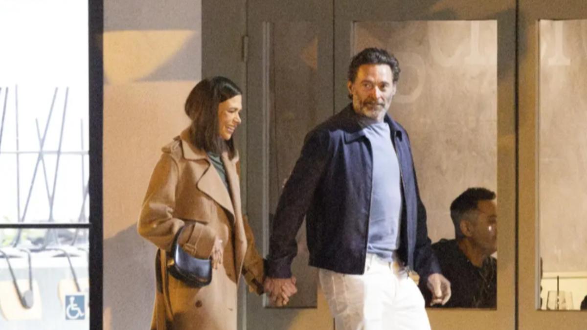 休傑克曼與薩頓佛斯特牽手約會畫面曝光。（圖／翻攝自foxnews）