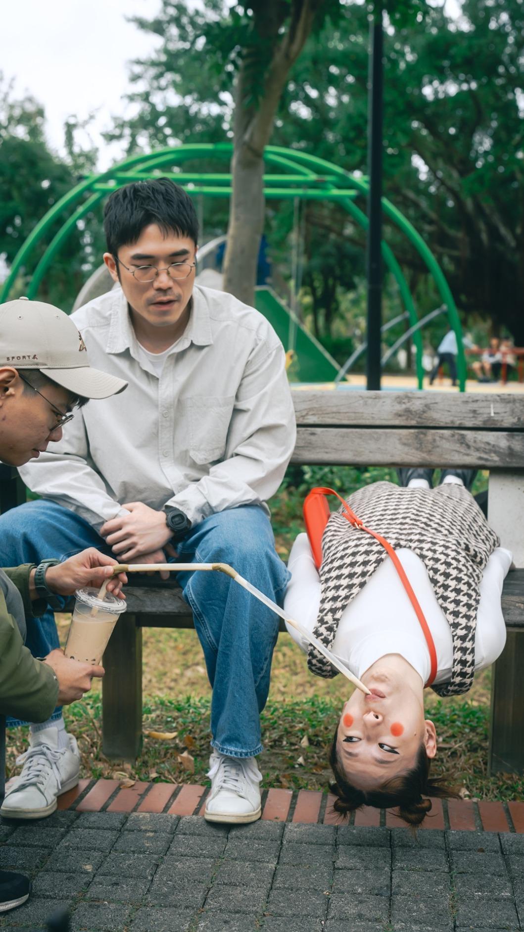 百白為新歌〈咚咚〉扮女鬼「用頭奔向你」倒立倒頭栽全成入鏡。（圖／笙根蘭陽提供）