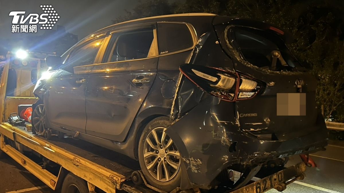 休旅車被追撞，車尾幾乎全毀。（圖／TVBS）