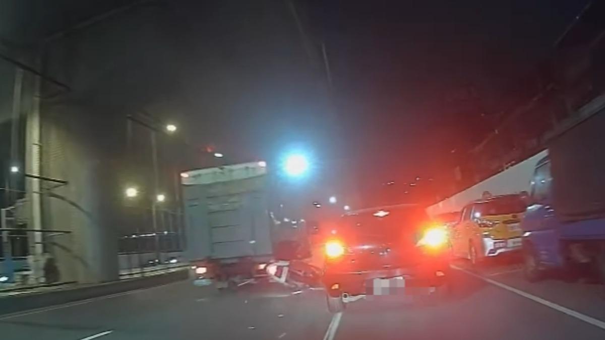 張男頭部險被輾過。（圖／翻攝自臉書社團「愛新莊我是新莊人」）