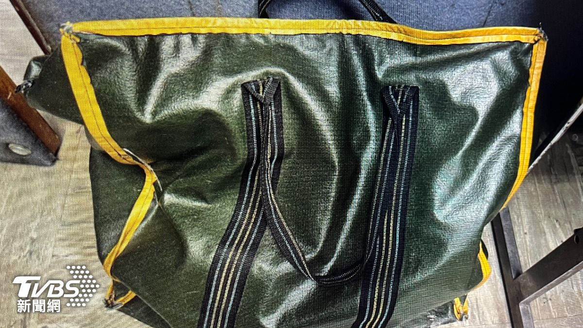 陳姓修鞋師當時將軍綠色提袋放置騎樓。（圖／TVBS）
