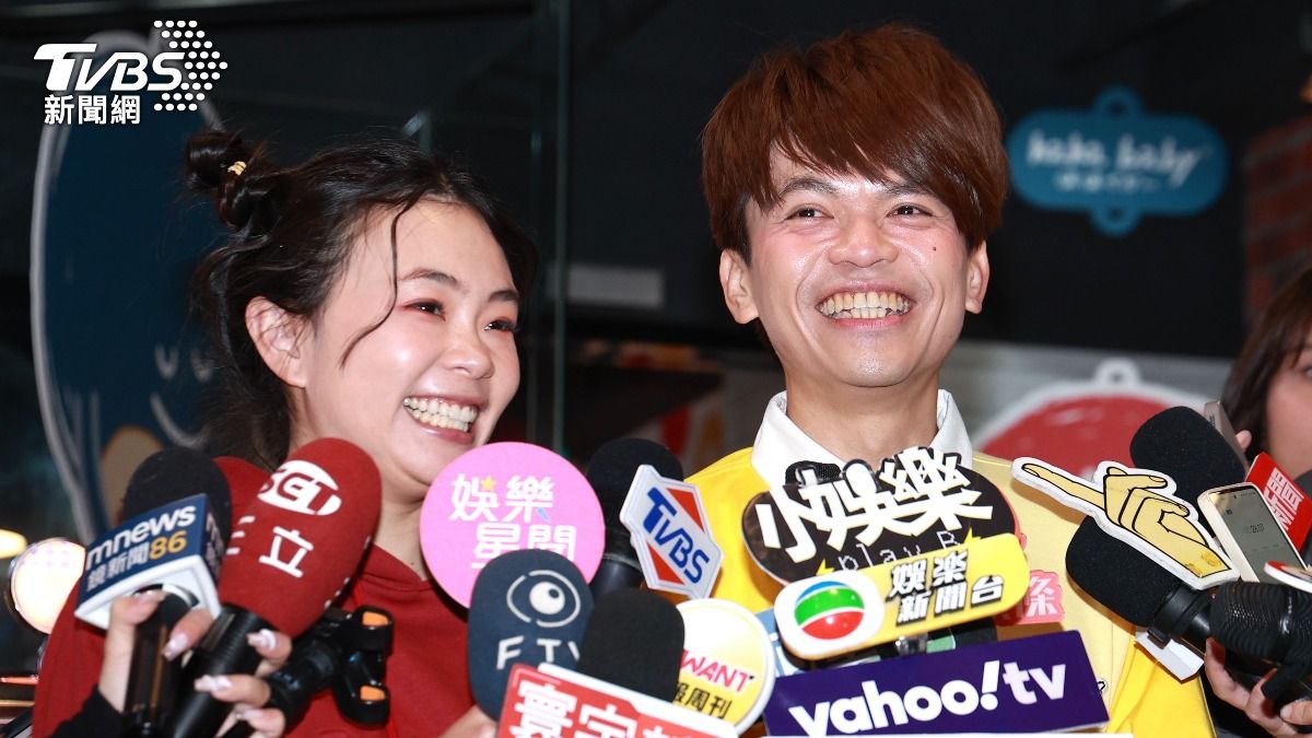 蔡阿嘎（右）和老婆二伯。（圖／黃城碩攝）