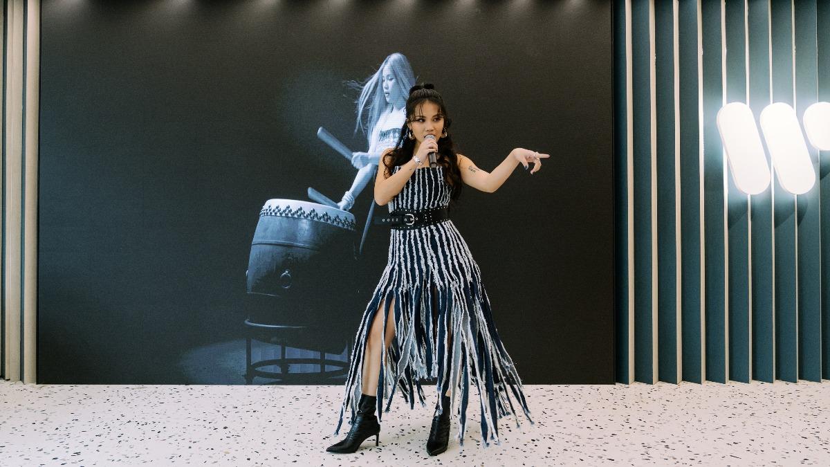 阿布絲演唱新歌〈QUEENDOM王國〉。（圖／華納音樂提供）