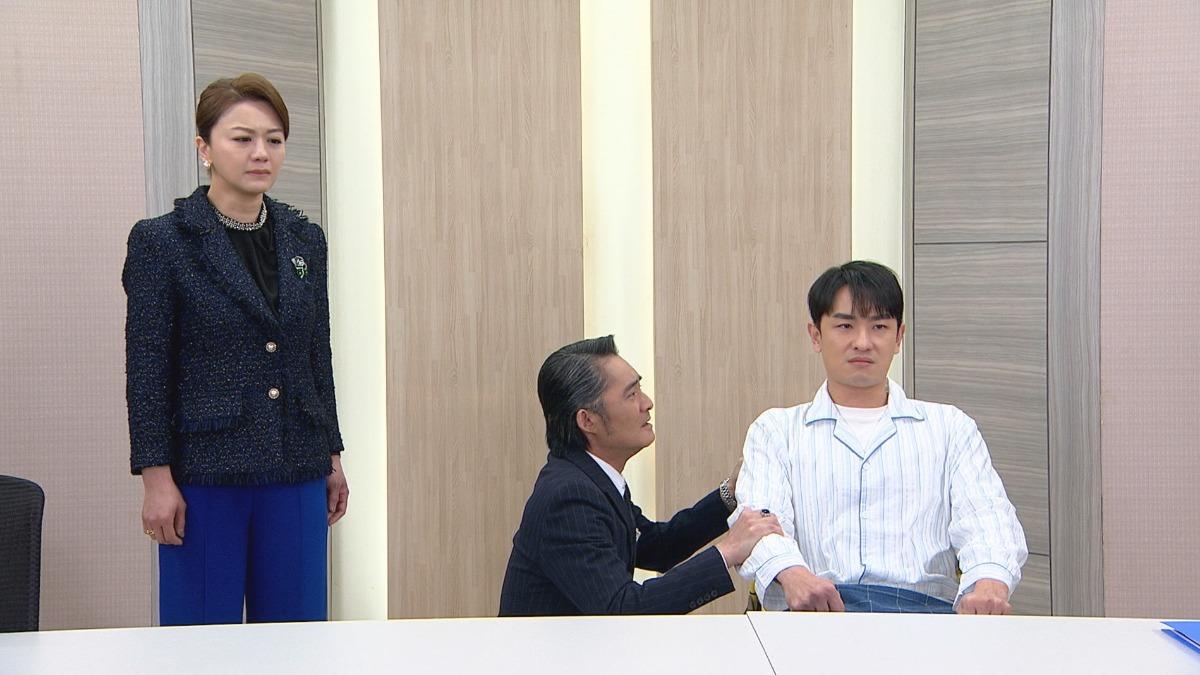 江國賓（中）在《願望》向親生兒子陳謙文下跪道歉。（圖／三立提供）