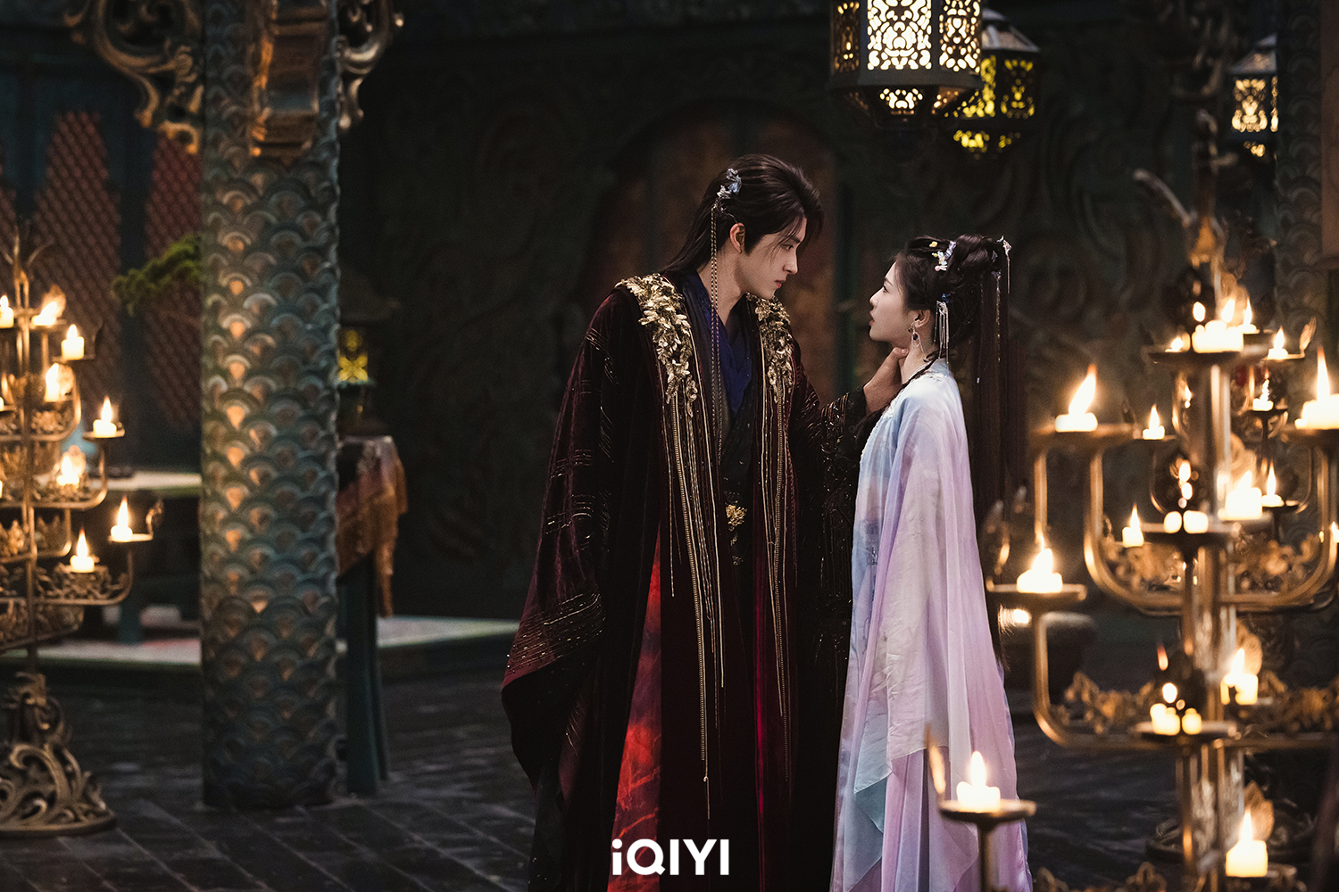 白鹿與敖瑞鵬劇中從互相利用到互生愛意，並攜手結伴降魔除妖。（圖／iQIYI愛奇藝國際版提供）