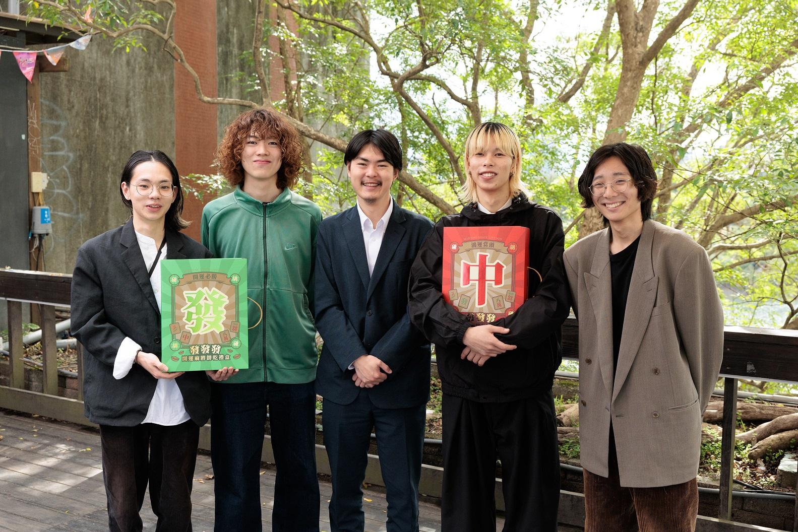 luv拿著「中」與「發」字樣的造型餅乾，期望期末考ALL PASS。（圖／華納音樂國際部JPOP提供）