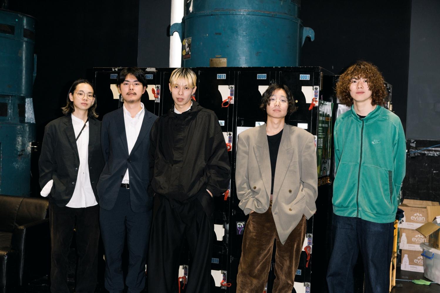 團員左起為Sho（鼓）、Rosa（鍵盤）、Hiyn（主唱吉他）、Zum（貝斯）、Ofeen（DJ）。（圖／華納音樂國際部JPOP提供）