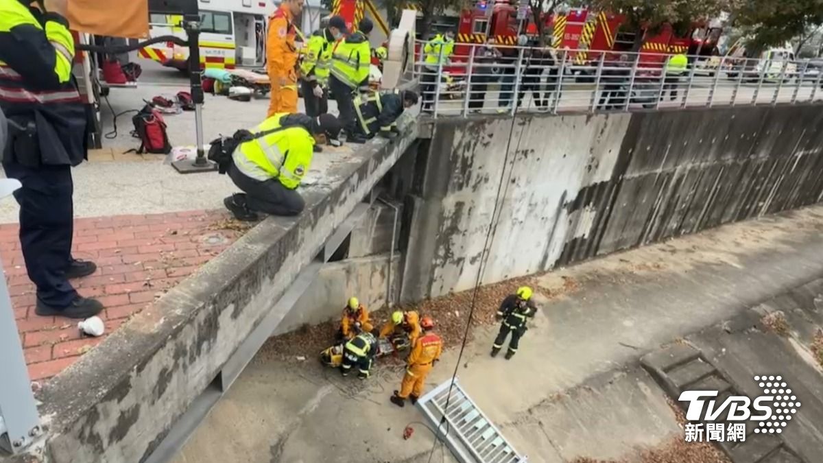 一位女性乘客被發現時已無呼吸心跳。（圖／TVBS)