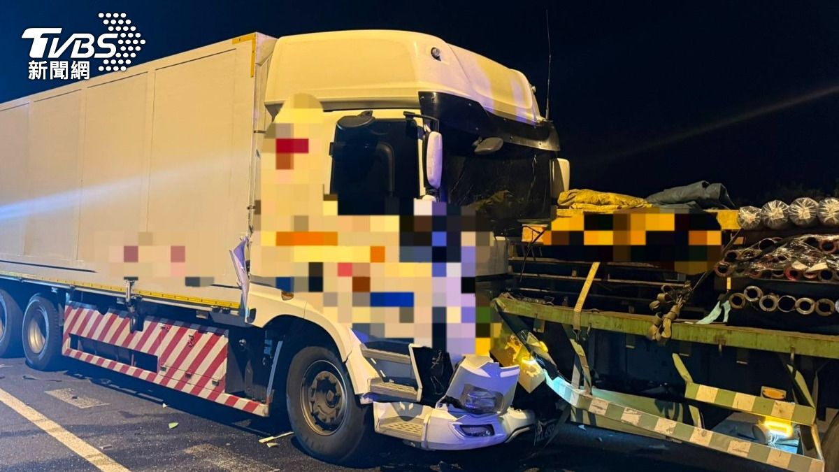 謝男的白色聯結車向前追撞。（圖／TVBS）