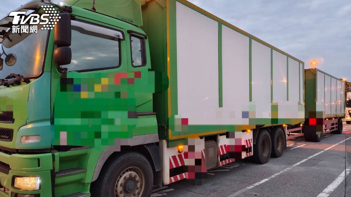 徐男的聯結車車尾受損。（圖／TVBS）