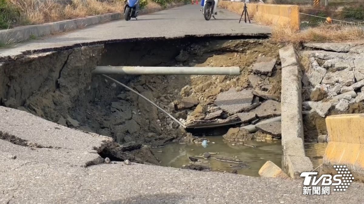 一輛自小客車行經此路沒發現，連人帶車掉下去。（圖／TVBS)