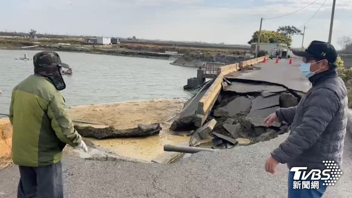 一輛自小客車行經此路沒發現，連人帶車掉下去。（圖／TVBS)