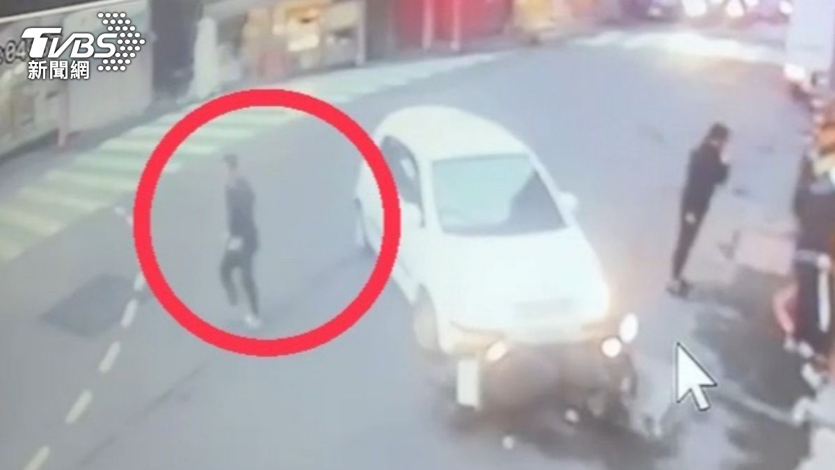 基隆女駕車撞飛男大生。（圖／TVBS）