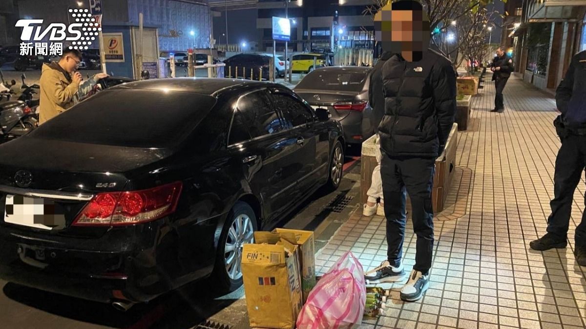 警方現場逮捕7名涉案人。（圖／TVBS）