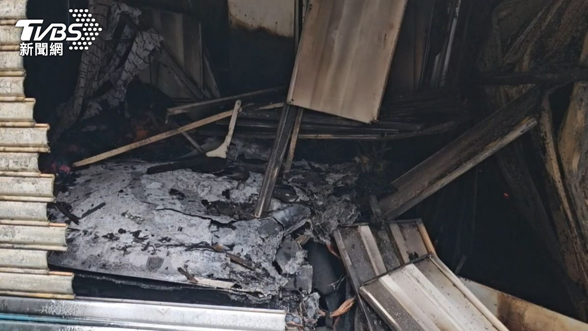 桃園市區鐵皮倉庫內機車燃燒。（圖／TVBS）