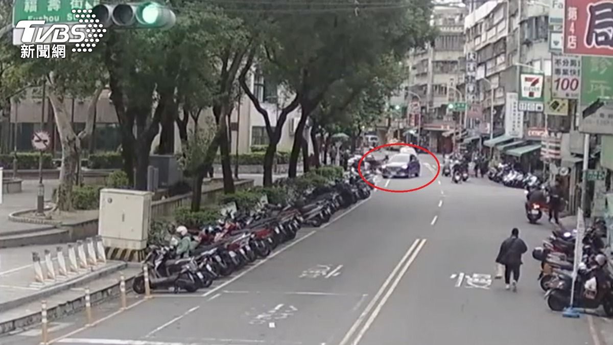 李姓駕駛不滿遭按喇叭，當街攔車理論。（圖／TVBS）