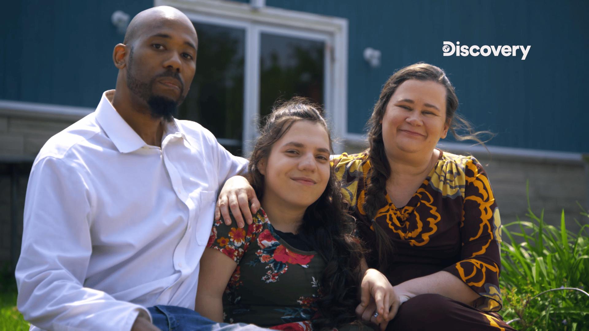 娜塔利亞擺脫前養父母的控訴後，被曼斯夫婦收養，殊不知這並非故事的結尾。（圖／Discovery提供）