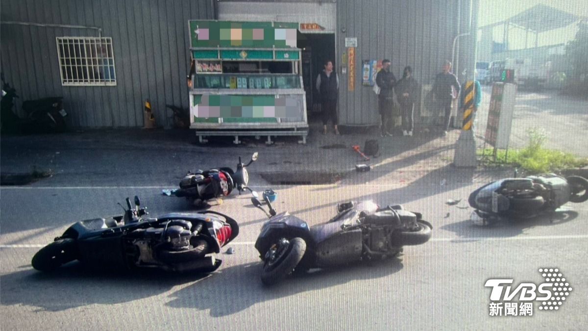 現場6部機車撞成一團倒地，其中2人手腳擦挫傷送醫。（圖／TVBS)