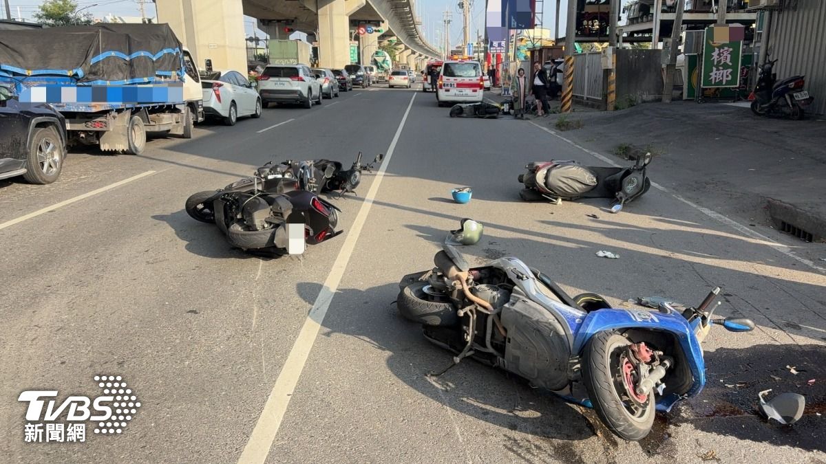 王女掉落安全帽釀禍，警方依違反《道路交通管理處罰條例》開罰。（圖／TVBS)